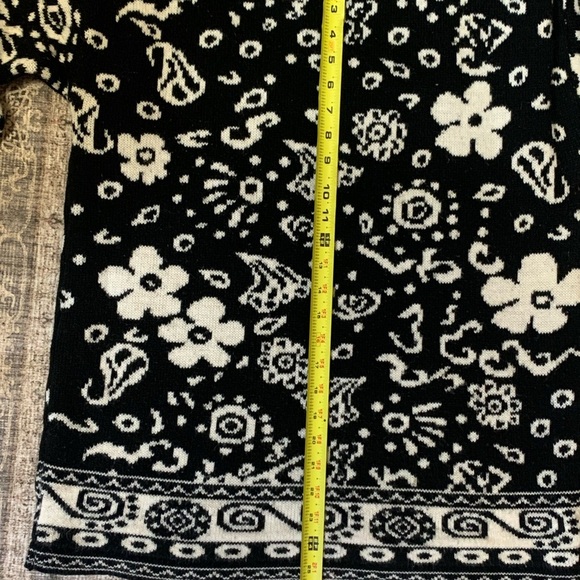Vintage 80’s ADELE Acrylic Black & white Geometric Flower Sweater - Picture 14 of 14